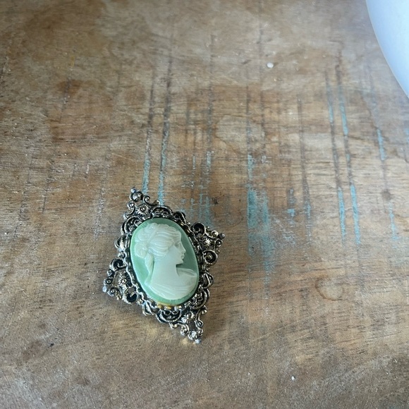 RARE Vintage Victorian Gold tone Blue & white Cameo Pin Brooch Gerry's - Picture 5 of 7